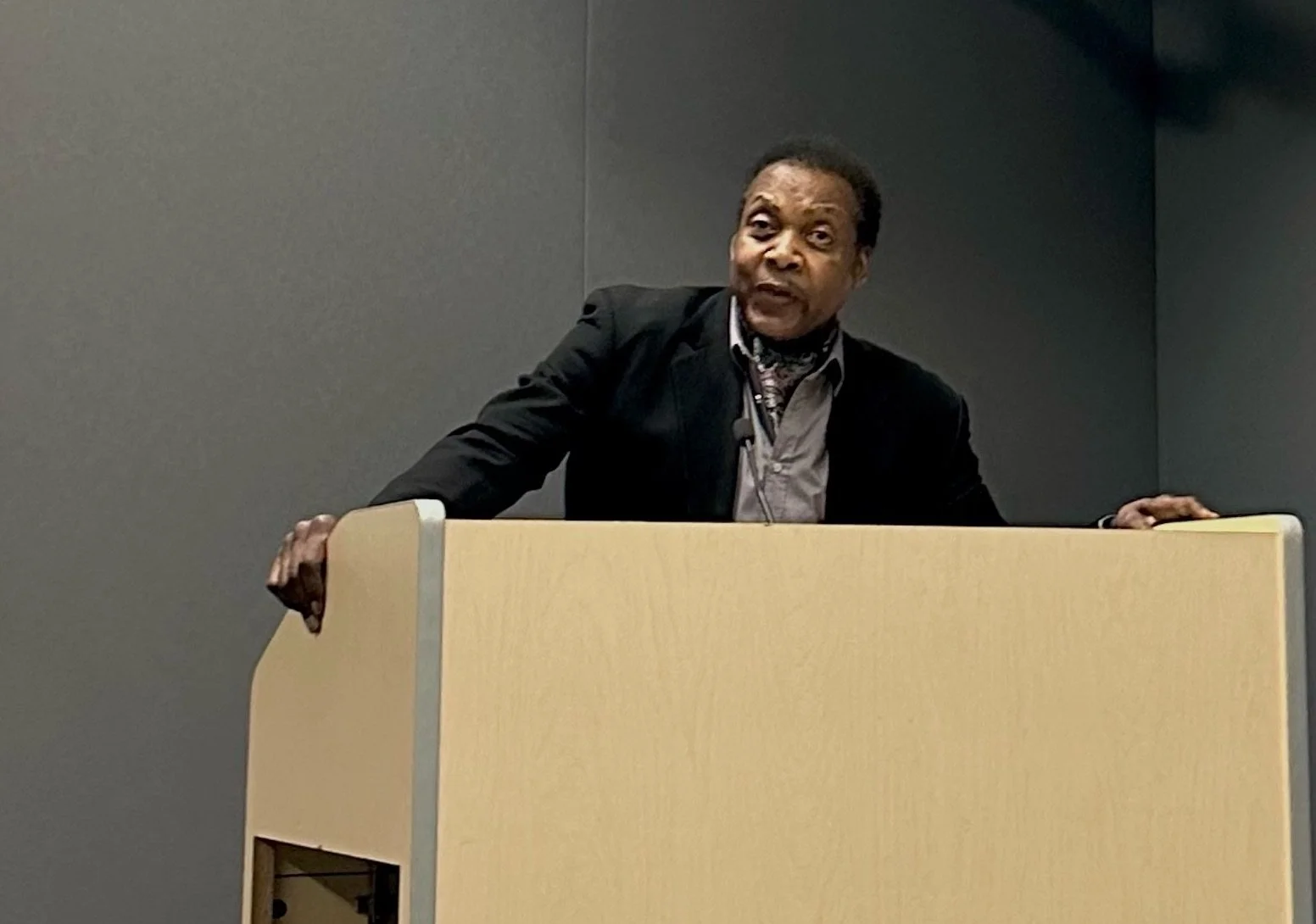  Civil liberties and American democracy author and scholar Ellis Cose spoke to a UC Santa Barbara audience last week about the current threats to American democracy. 