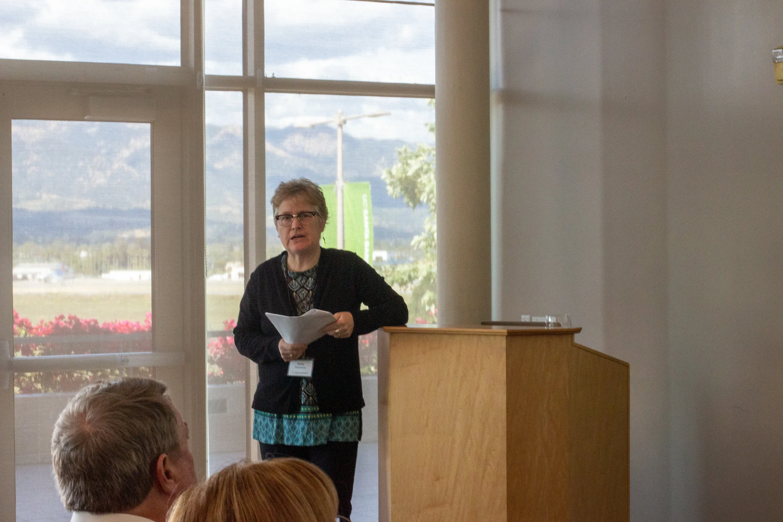  UCSB writing professor Kathy Patterson sharing her blogging assignments with colleagues to show blogging’s educational potential as a social, collaborative, and purposeful activity.  Photo by Karina Lucero Aleman.  