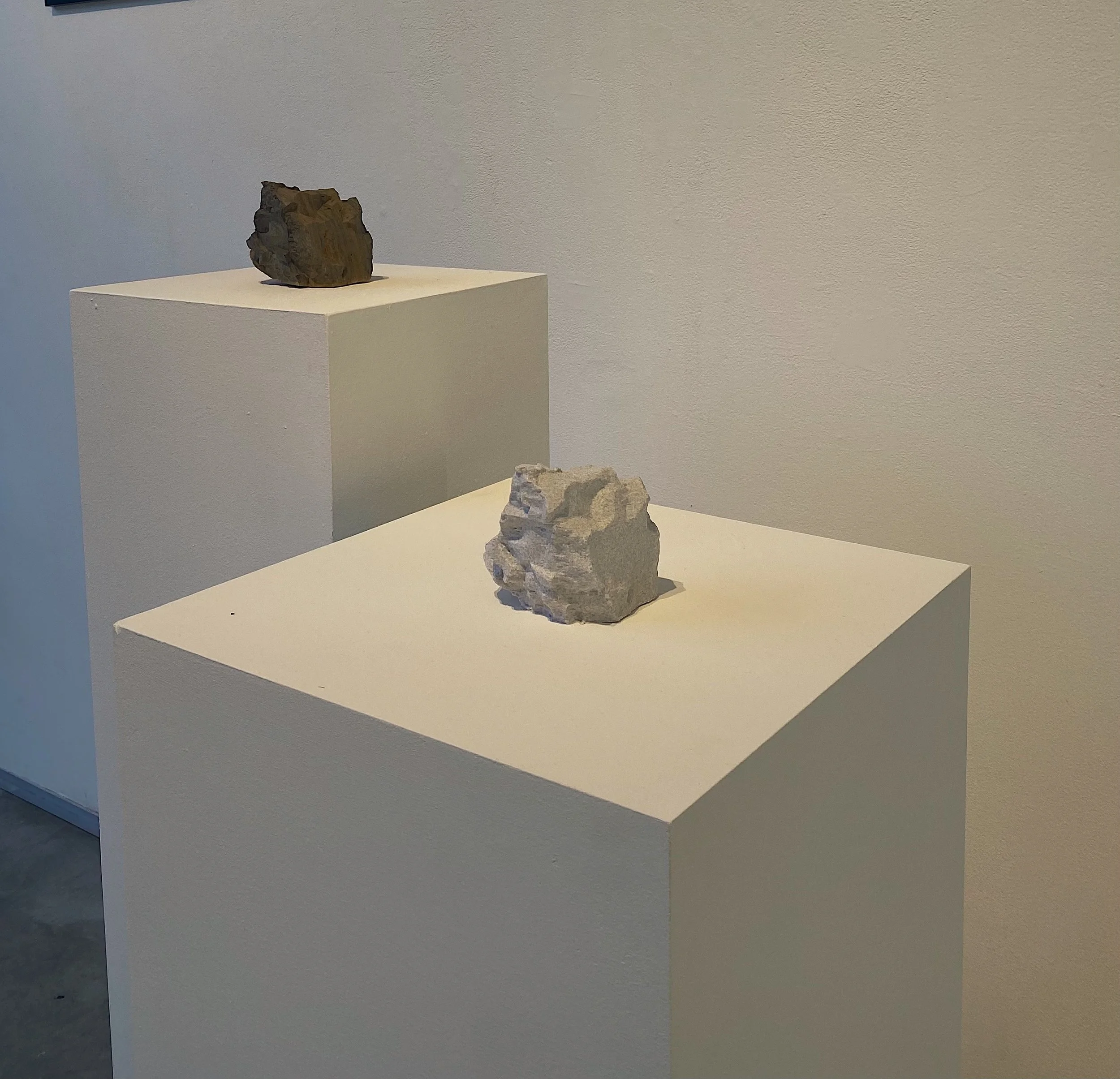  Wharton’s 3D model of a rock, right, was displayed next to the original, offering viewers insight into how a computer understands an object. 