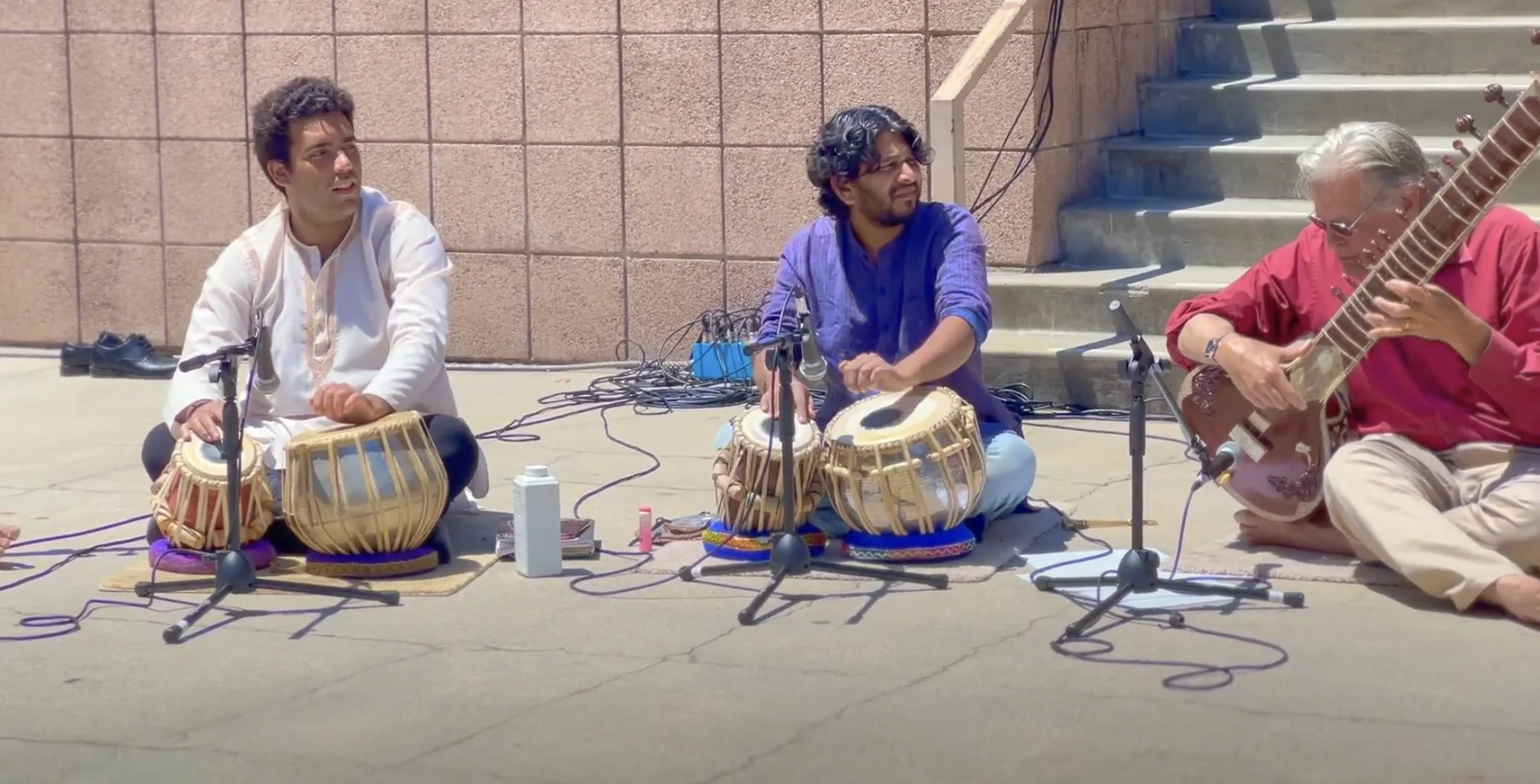  UCSB’s World of India Ensemble led an hour-long performance at UCSB’s Music Bowl as part of the Music Department’s World Music Series recently.  