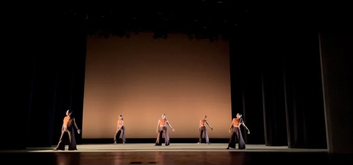  Dancers Madelyn Minami, Ashira Bloom, Riley Marie, Sofia Higgins and Stephanie Kraus performing Dalya Modlin’s piece in the Kinetic Lab of Spring 2022 in UCSB’s Dance Department. 